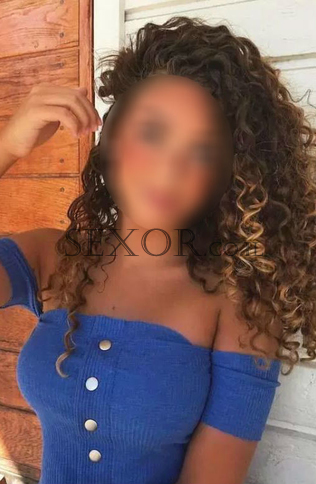 לבן ואופנתי, עם שדיים טבעיים