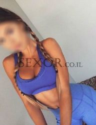 אטרקטיבית, בעל לב חם, בהיר עם השפתיים