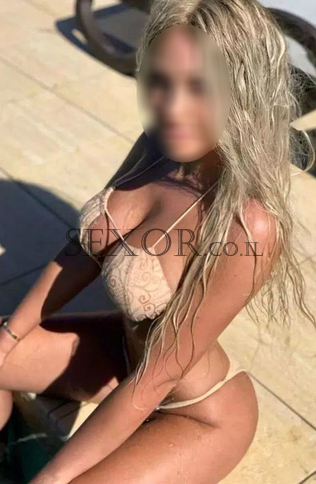 פירלס יש חיוך מקסים ועדין, קול, כדי להכיר
